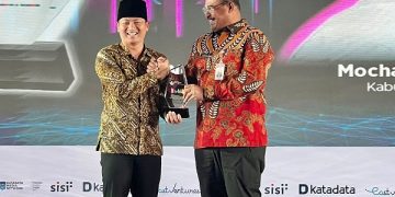 Bupati Trenggalek saat menerima penghargaan EV-DCI 2022. Foto: Ist