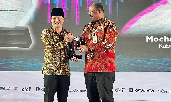 Bupati Trenggalek saat menerima penghargaan EV-DCI 2022. Foto: Ist