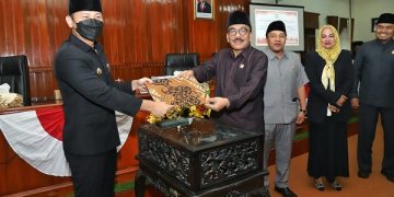 Penyerahan berkas persetujuan Raperda tentang APBD tahun 2023 menjadi Perda. Foto: Ist