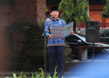 Bupati Arifin pada peringatan HUT KORPRI, Hari Guru Nasional dan HUT PGRI di Alun-alun Trenggalek. Foto: Ist