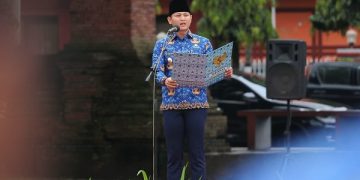 Bupati Arifin pada peringatan HUT KORPRI, Hari Guru Nasional dan HUT PGRI di Alun-alun Trenggalek. Foto: Ist