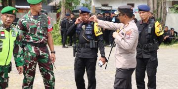 Kapolres Nganjuk, AKBP Boy Jeckson saat apel gelar pasukan di lapangan Gor Bung Karno. Foto: Bacaini/Asep Bahar