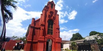 Penampakan Gereja Merah, gereja kuno peninggalan Belanda. Foto: Bacaini