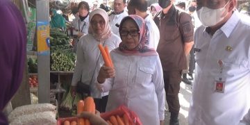 Bupati Jombang Hj Mundjidah Wahab saat melakukan inspeksi di pasar. Foto: Bacaini/Syailendra