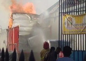 Kebakaran truk muatan sofa di mebel Nikimura, Kabupaten Kediri. Foto: Bacaini/AK.Jatmiko