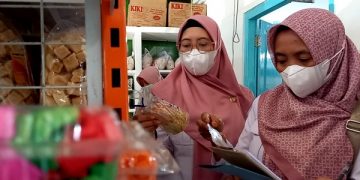 Petugas Dinkes Tulungagung saat melakukan sidak mamin di salah satu ritel. Foto: Bacaini/Setiawan