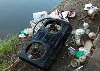 Kompor hingga gelas di warung Sumber Kajaran yang menjadi korban perusakan. Foto: Bacaini