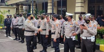 Pengecekan kelengkapan pasukan usai apel Operasi Lilin Semeru 2022. Foto: Bacaini