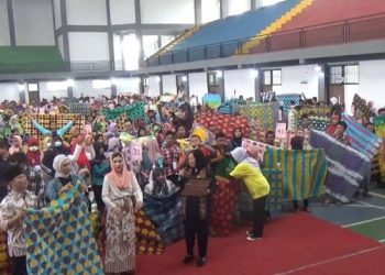 Para penyandang disabilitas menunjukkan Batik Shibori buatan mereka. Foto: Bacaini/Aby