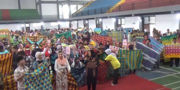 Para penyandang disabilitas menunjukkan Batik Shibori buatan mereka. Foto: Bacaini/Aby