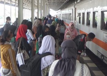 Ribuan Santri Mudik Naik Kereta Api