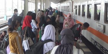 Situasi Stasiun Jombang di hari pertama angkutan libur Nataru. Foto: Bacaini/Syailendra
