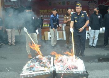 Rugikan Negara Ratusan Juta, Ribuan Rokok Ilegal di Trenggalek Dibakar