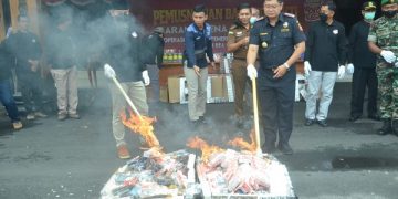 Bupati Arifin turut serta membakar ribuan batang rokok ilegal yang beredar di daerahnya. Foto: Bacaini/Aby