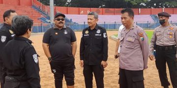 Tim assessment risk bersama panpel Persik Kediri di Stadion Brawijaya. Foto: Bacaini/Novira