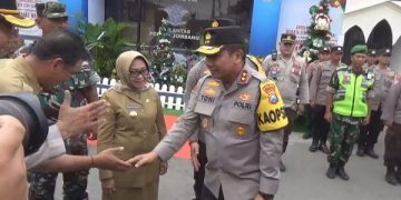 Kedatangan Kapolda Jatim di pos pelayanan Nataru di Jombang. Foto: Bacaini/Syailendra