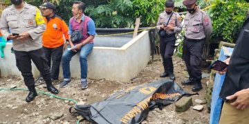 Proses evakuasi mayat yang tenggelam di Sungai Brantas Kota Kediri. Foto: Bacaini/AK.Jatmiko