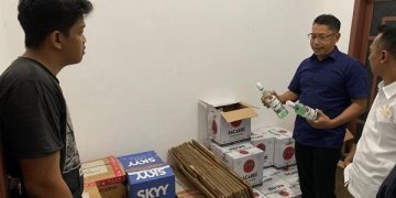 Ratusan botol berisi berbagai jenis miras yang berhasil disita polisi. Foto: Bacaini