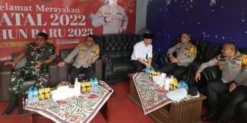 Bupati Trenggalek mendampingi kunjungan Dirlantas Polda Jatim di salah satu pospam Nataru. Foto: Bacaini/Aby