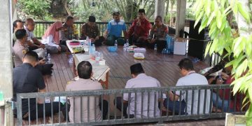 Kegiatan Jumat Curhat di Telaga Mapahan Desa Senden, Kecamatan Kampak. Foto: Bacaini/Aby