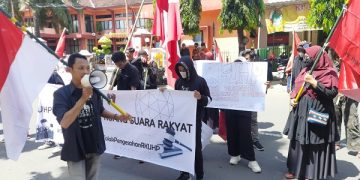 Aksi DPC GMNI dan IMM Trenggalek menolak RKUHP. Foto:bacaini/Aby