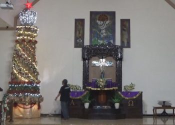 Jemaat GKJW Jombang Hias Pohon Natal Dari Bambu