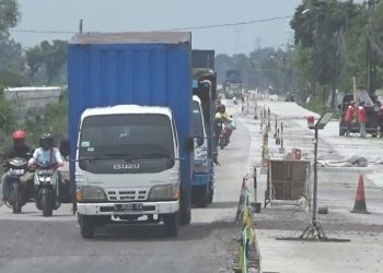 Proyek pengecoran jalan di Jombang. Foto:bacaini/Syailendra