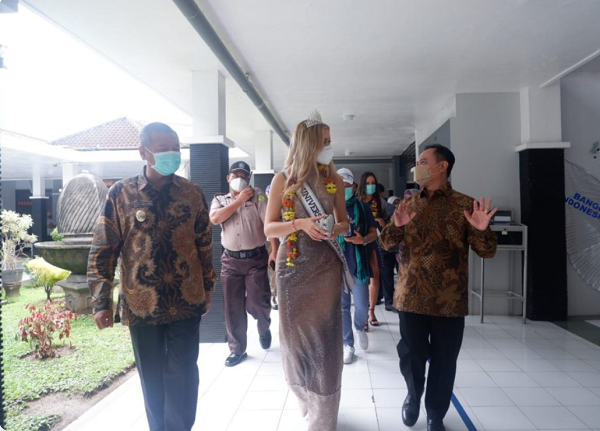 Miss Universe Switzerland Jadi Tamu Hospital Tour RSUD dr. Iskak