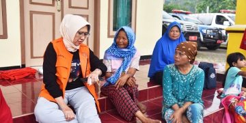 Wakil Bupati Lumajang Indah Amperawati di Pantau di Pos Pantau Gunung Sawur. Foto:  lumajang.go.id