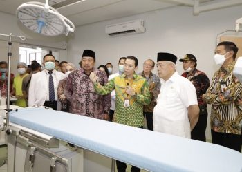 Bupati Malang H.M. Sanusi melihat fasilitas baru RSUD Kanjuruhan. Foto:dok