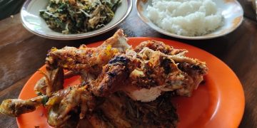 Seporsi ayam panggang pedas di warung Mbak Roh. Foto: Bacaini/AK.Jatmiko