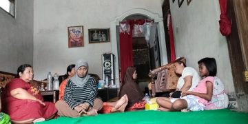 Suasana di rumah keluarga Angga Jefri Saputra, pelajar tenggelam di Pantai Prigi. Foto: Bacaini.id