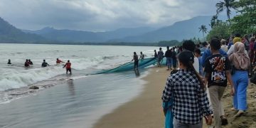 Proses pencarian pelajar tenggelam di Pantai Prigi menggunakan jaring. Foto: Bacaini/Aby