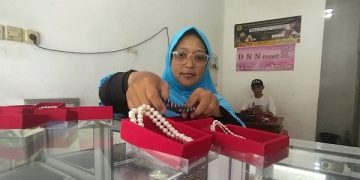 Nike Hermawati, istri Hariyadi menunjukkan salah satu kalung mutiara DNN Pearl. Foto: Bacaini