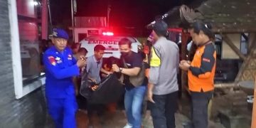 Proses evakuasi pelajar yang menjadi korban meninggal dunia terseret ombak Pantai Prigi. Foto: Bacaini/Aby