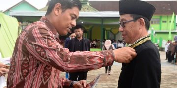 Abdullah Abu Bakar menyerahkan Satya Lencana Karya Satya pertama pada ASN Kemenag Kota Kediri. Foto: Ist