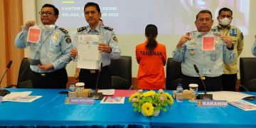 Kantor Imigrasi Kediri menunjukkan tersangka dan barang bukti. Foto: Bacaini/AK.Jatmiko