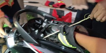 Proses evakuasi ular di dalam sepeda motor. Foto: Bacaini/AK.Jatmiko