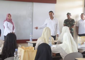 Wali Kota Kediri, Abdullah Abu Bakar saat memasuki salah satu ruang kelas SMPN 9 Kediri. Foto: Ist