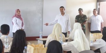 Wali Kota Kediri, Abdullah Abu Bakar saat memasuki salah satu ruang kelas SMPN 9 Kediri. Foto: Ist