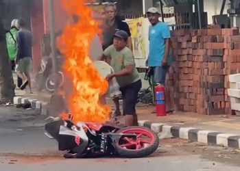 Bikin Panik, Sepeda Motor Pelajar Terbakar di Jalan Kota Kediri