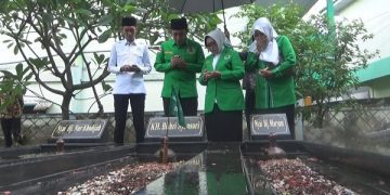 DPW PPP berdoa di makam KH Bisri Syansuri. Foto: Bacaini/Syailendra