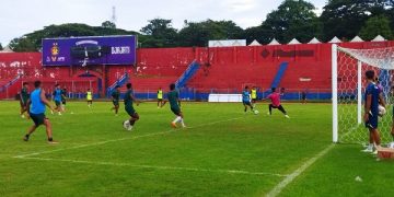 Sesi latihan Persik Kediri jelang putaran kedua Kompetisi Liga 1 Indonesia 2022/2023. Foto: Bacaini