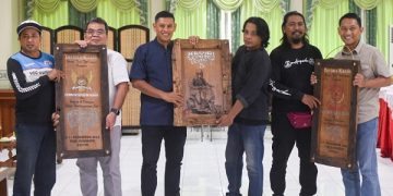 Penyerahan cenderamata dari panitia KSF #5. Foto: Ist