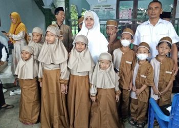 Erita Dewi berfoto bersama anak yatim penerima santunan. Foto: Ist