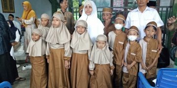 Erita Dewi berfoto bersama anak yatim penerima santunan. Foto: Ist