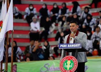 Wali Kota Kediri Abdullah Abu Bakar pada acara puncak peringatan HUT ke-77 PGRI dan HGN 2022. Foto: Ist