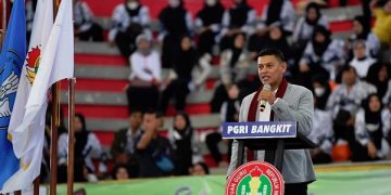 Wali Kota Kediri Abdullah Abu Bakar pada acara puncak peringatan HUT ke-77 PGRI dan HGN 2022. Foto: Ist