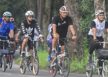 Wali Kota Kediri, Abdullah Abu Bakar gowes keliling Kediri. Foto: Ist