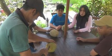 Pengunjung Warung Bukit Durian, Wonosalam, Jombang. Foto: Bacaini/Syailendra